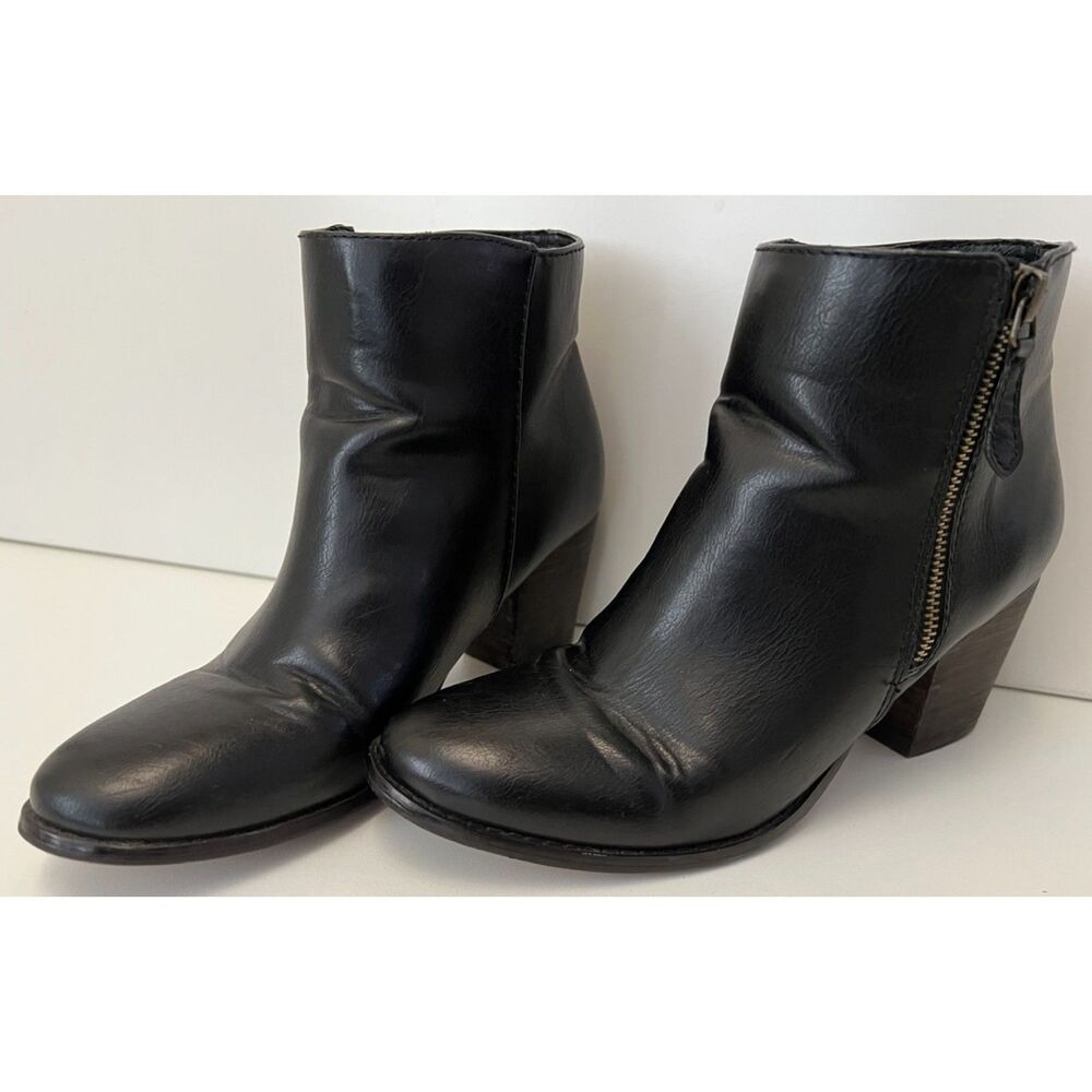 Canyon River Blues Sydney black faux leather ankle boots. Size 7.5.